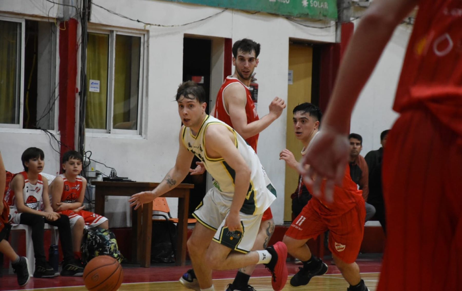 Victorias visitantes en el Prefederal de básquet y empate en la cima