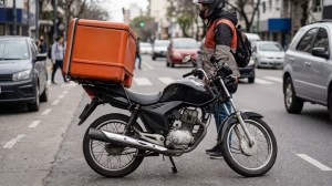 Le robaron la moto mientras hacía delivery, la aseguradora se negó a pagar y la Justicia ordenó indemnizarlo