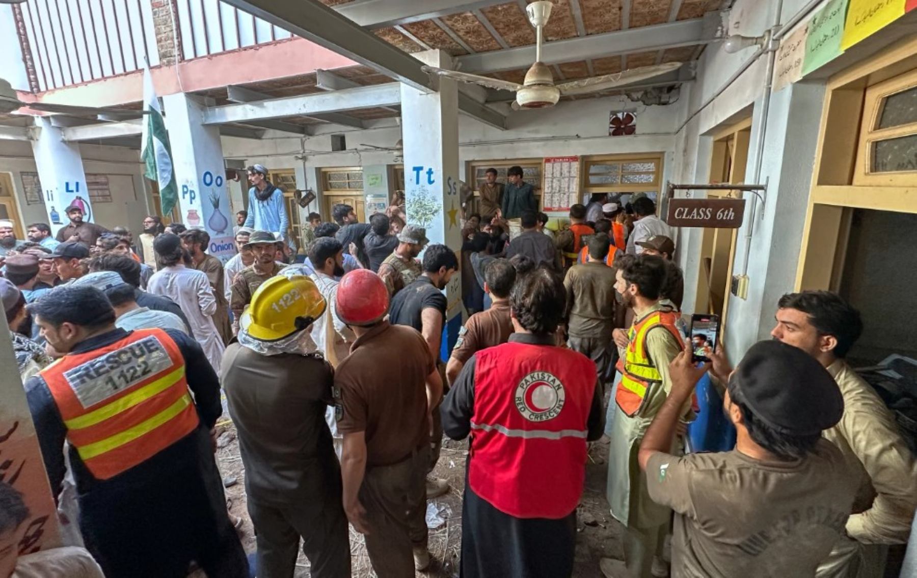 Cae el techo de una escuela en Pakistán: 35 muertos, incluidos niños