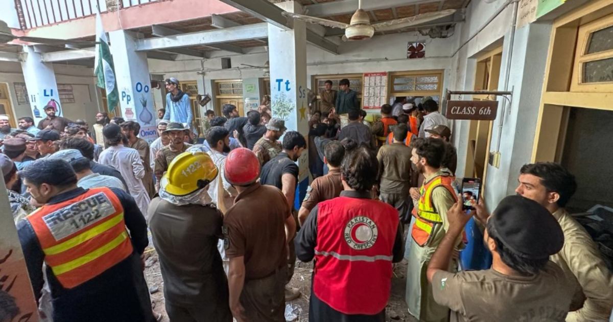 Cae el techo de una escuela en Pakistán: 35 muertos, incluidos niños