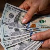 Imagen de Los argentinos compran cada vez más dólares y aumenta el ahorro fuera de los bancos
