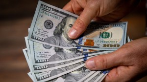 Los argentinos compran cada vez más dólares y aumenta el ahorro fuera de los bancos