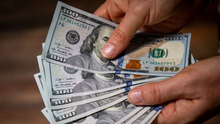 Los argentinos compran y guardan cada vez más dólares.

