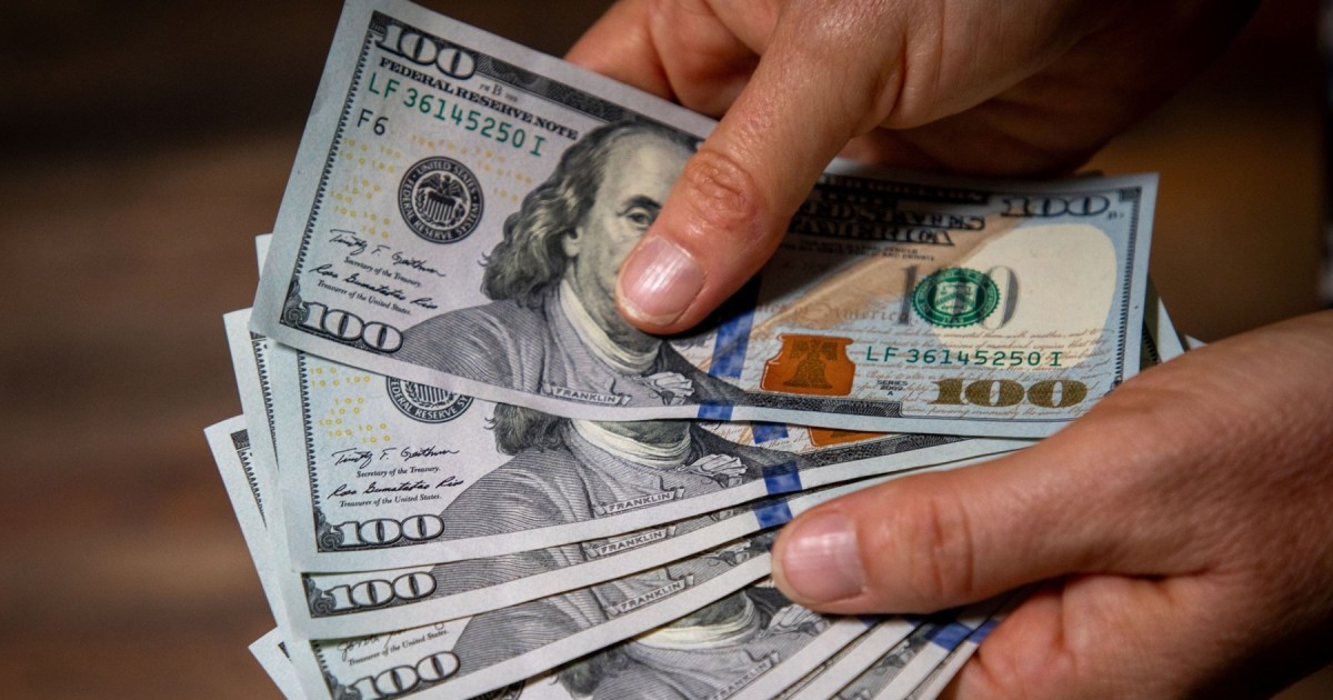 Aumenta la compra de dólares y el ahorro fuera de bancos en Argentina