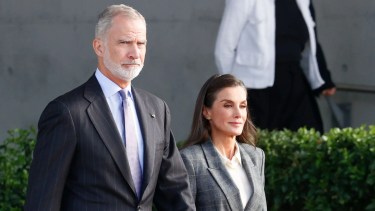 Reina Letizia en Finlandia: el traje sastrero de cuadros y la fórmula para viajar con elegancia y comodidad