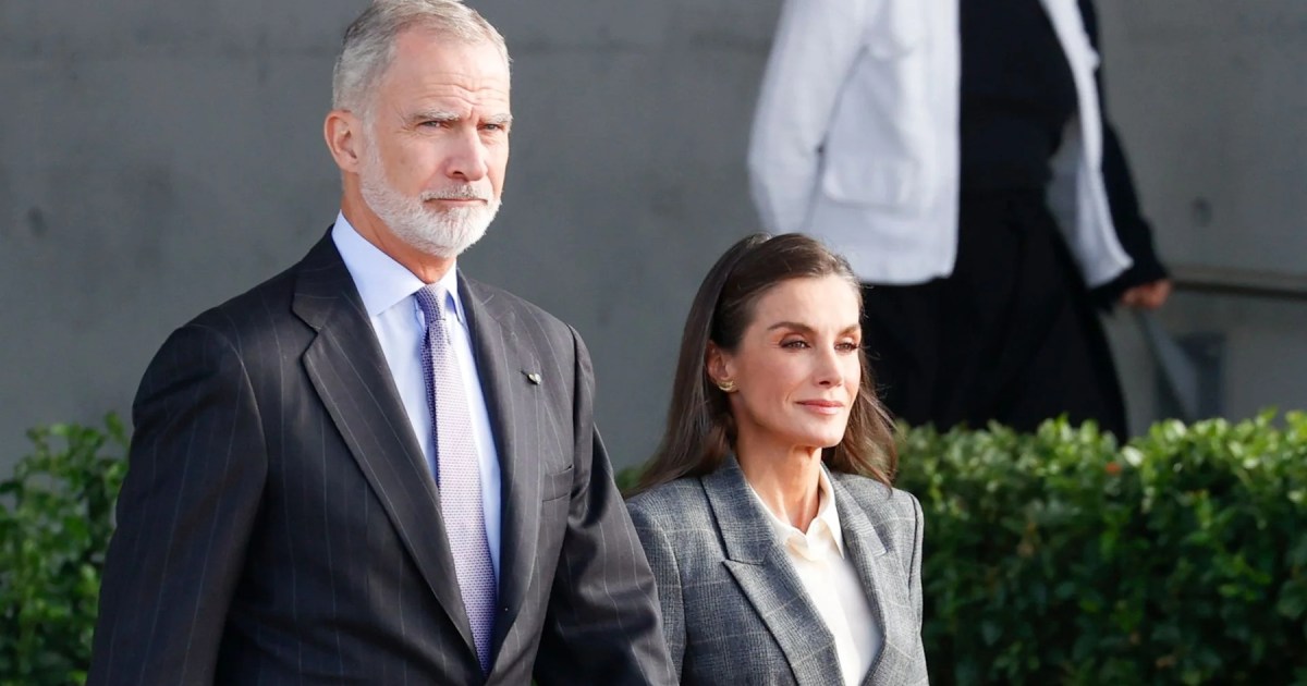 La Reina Letizia deslumbran en Finlandia con un traje sastrero elegante y cómodo