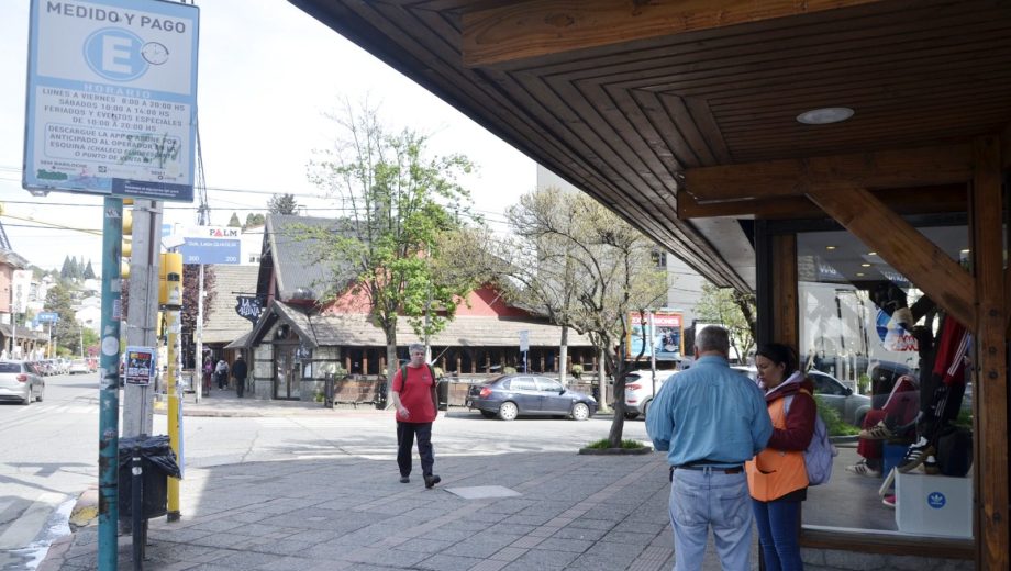 El sistema de estacionamiento medido en Bariloche  cambia a un desarrollo de Altec. Foto: Chino Leiva