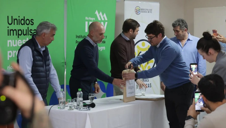 El acto fue encabezado por el intendente Miguel Evans y el ministro Alejandro Echarren. Foto: gentileza.