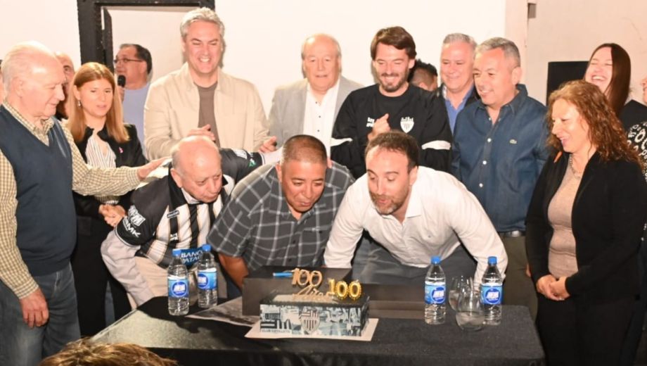 Luca Mancini, presidente de Cipo, acompañado por los dirigentes y el intendente Buteler. (Fotos Franco Urchipia)
