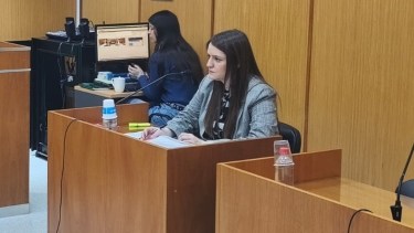 La maniobra de los terrenos que lleva a un expolicía a juicio en Roca: está acusado de estafar a 24 personas