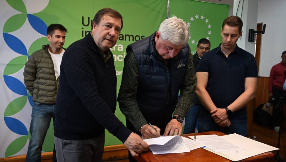 Weretilneck firmó contratos de obras y junto a Cortés acordaron un aporte para pavimento en Bariloche. Foto: Chino Leiva