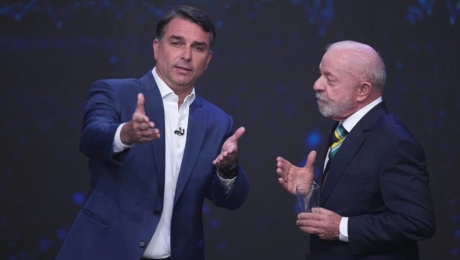 Flávio Bolsonaro y Lula da Silva en su primer debate televisivo en Brasil. Foto: AP. 