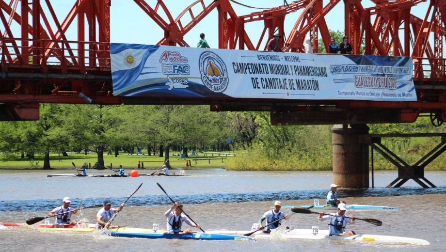 Los palistas regionales máster brillaron en el Mundial de Canotaje de Gualeguaychú. (Gentileza Valentina Broccolato)