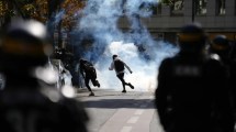 Imagen de Disturbios en Francia: hay escuelas bloqueadas y masivas protestas de estudiantes, el Gobierno negó «represión policial»