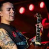 Imagen de Susto arriba del escenario: un guitarrista de una reconocida banda de la Patagonia sufrió un preinfarto en pleno show