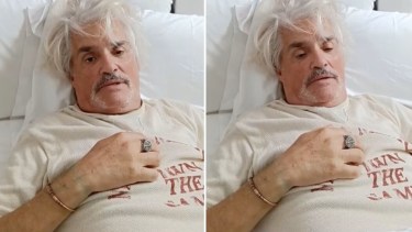 Preocupación por Roberto Pettinato: apareció en cama y casi sin voz, ¿qué le pasó?