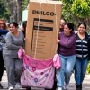 Imagen de No tenían plata para el flete, llevaron una heladera caminando y Philco los sorprendió con una increíble propuesta