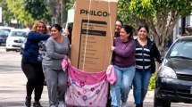 Imagen de No tenían plata para el flete, llevaron una heladera caminando y Philco los sorprendió con una increíble propuesta