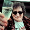 Imagen de Charly García cumple 75 años: salió a saludar a sus fans y hubo una fiesta inolvidable frente a su casa