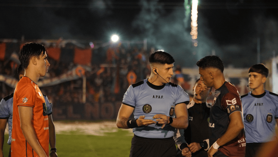 Lautaro Sandoval aplicó el protocolo y suspendió el clásico roquense. (Foto: Luján Martínez)
