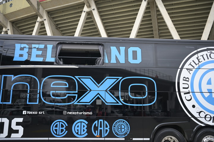 Video | Clásico de Córdoba: atacaron el micro de Belgrano antes del partido ante Talleres