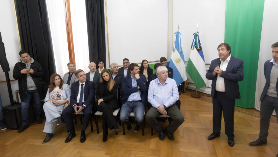 El 21 de septiembre, el gobernador Weretilneck firmó los convenios de compensación con los intendentes. Foto: Marcelo Ochoa.