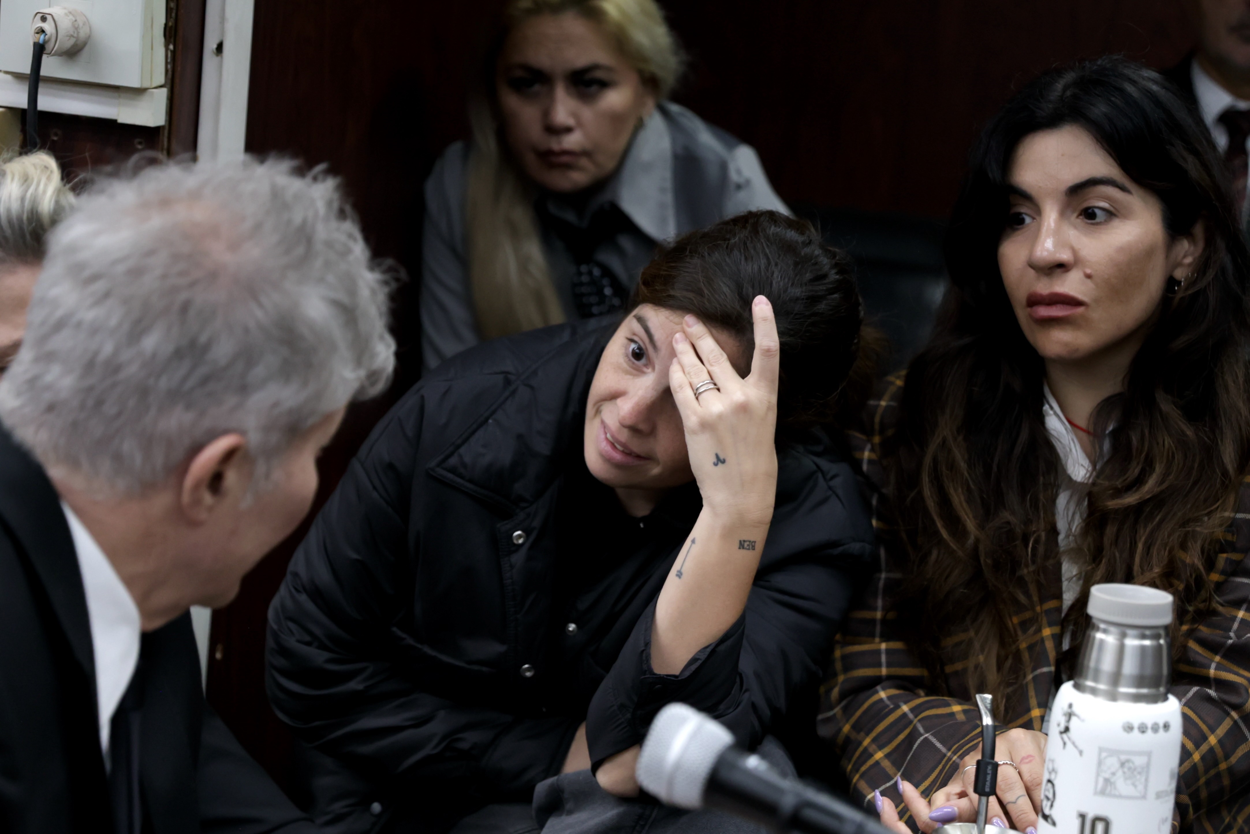 Conflicto entre hijas de Maradona se agudiza en juicio por su muerte