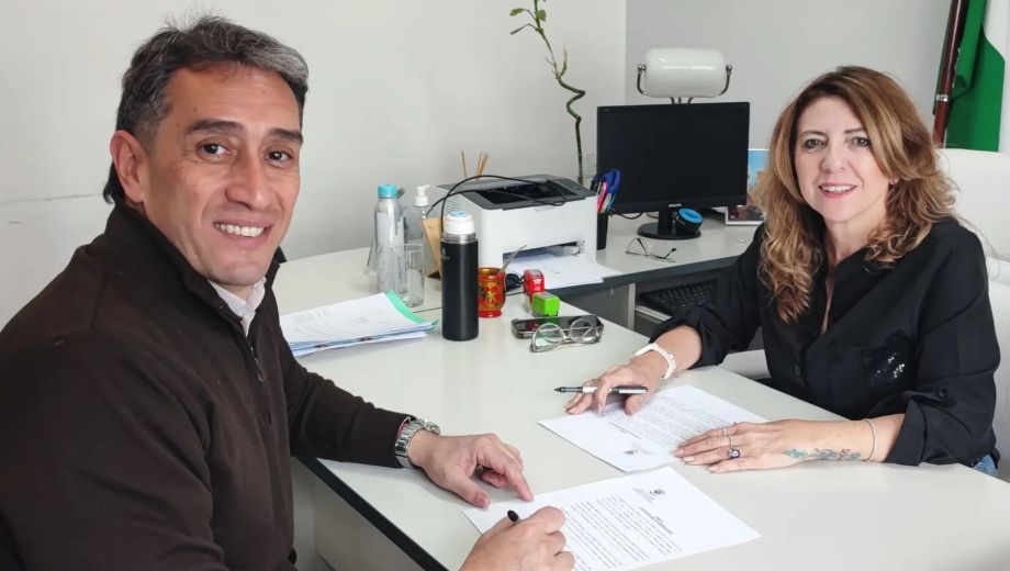 El acuerdo fue firmado por el Intendente Marcos Castro y la Secretaria de la Función Pública, Tania Lastra. Foto: gentileza.
