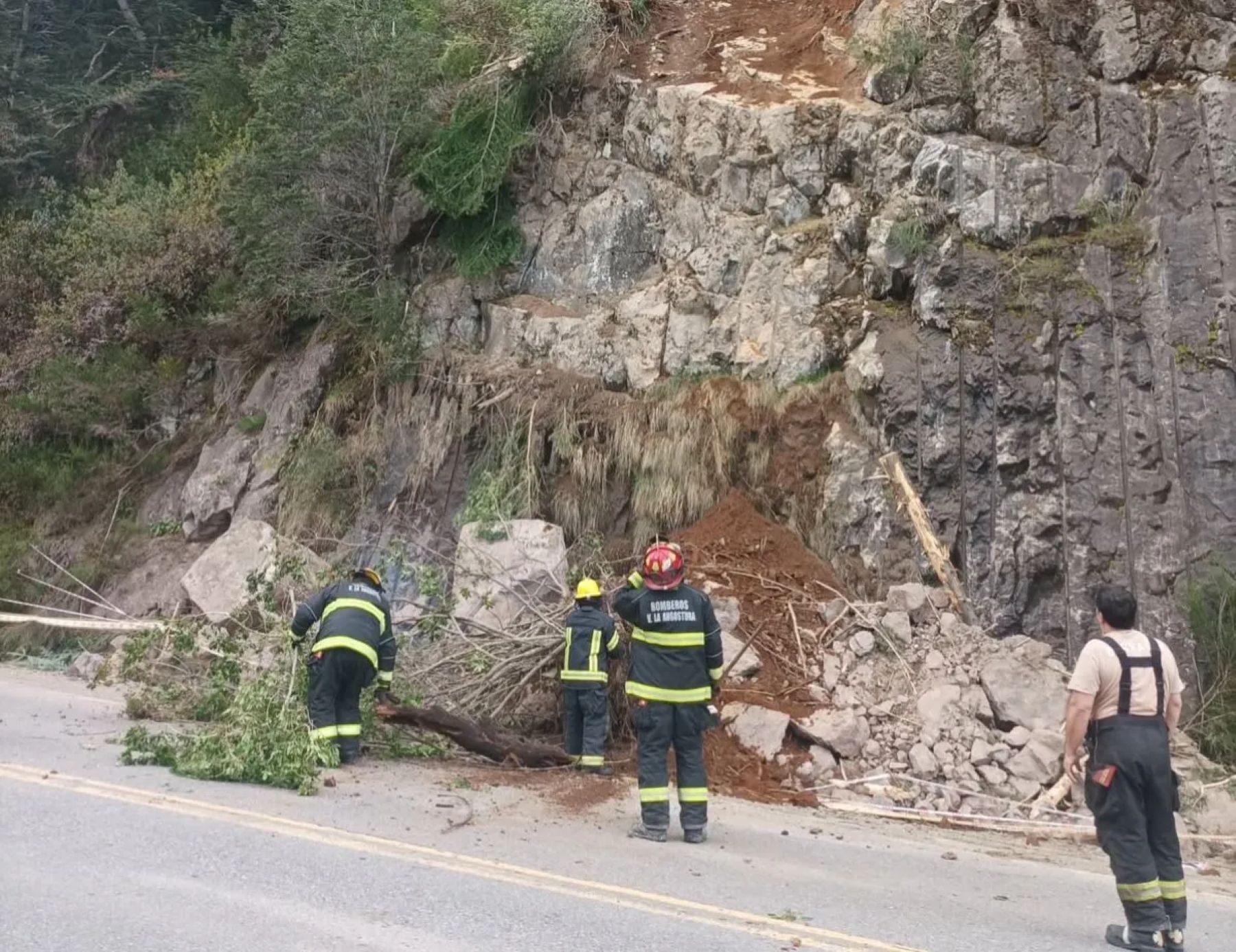 Corte total en la Ruta 40 por desprendimiento de rocas cerca de Villa La Angostura