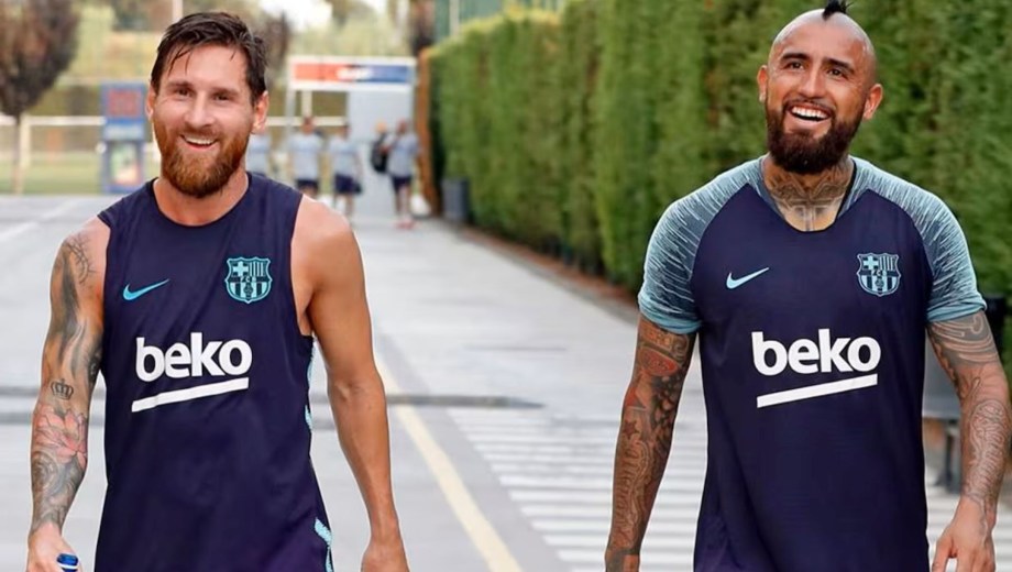 Leo y el volante de Chile fueron compañeros en Barcelona. El volante no dudó en elegir al 10 para que se quede con el galardón. (Archivo)