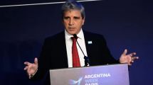 Imagen de Luis Caputo defendió el rumbo económico del Gobierno en París: «No estamos en recesión, estamos creciendo menos que antes»