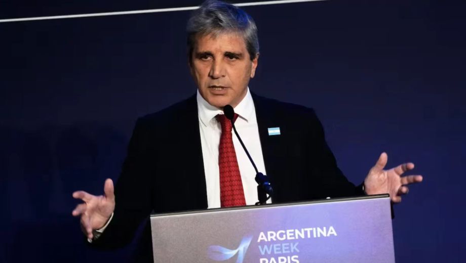 Luis Caputo defendió el rumbo económico del Gobierno en París