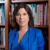 Imagen de María O'Donnell en la Feria del Libro de Roca este viernes: presenta "Montoneros, una historia visual", a qué hora y qué tiene de particular su obra