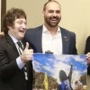 Imagen de Javier Milei viajará a Estados Unidos y se mostrará junto a Eduardo Bolsonaro antes del balotaje en Brasil
