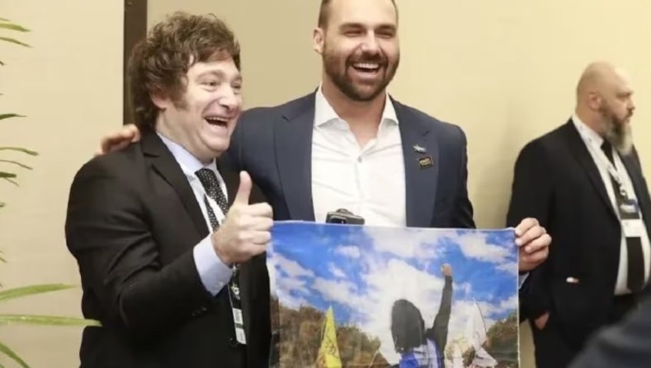 Javier Milei junto a Eduardo Bolsonaro. Foto: gentileza La Nación.