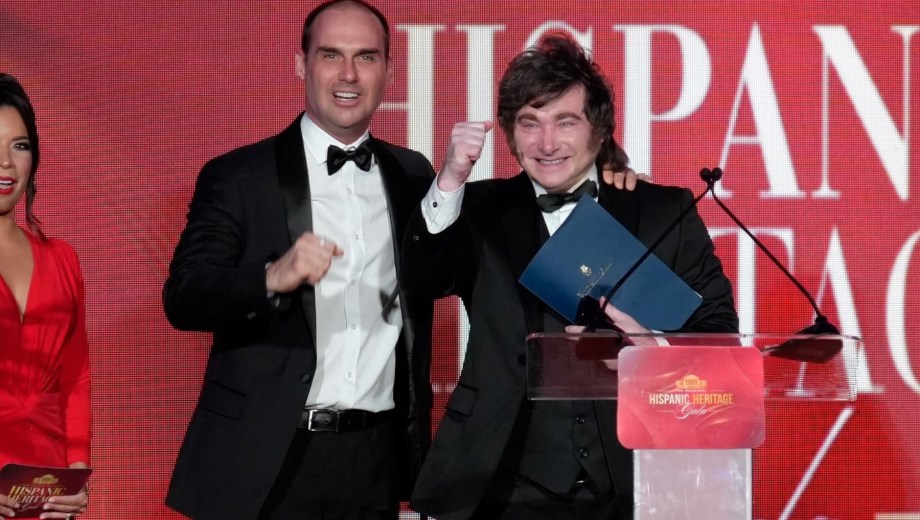 El Presidente encabezó la Gala Oficial del Mes de la Herencia Hispana en Estados Unidos. Ratificó su alineamiento con Donald Trump. Foto: Presidencia.