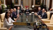 Imagen de Javier Milei recibió a Christopher Landau luego de acordar modificaciones en el proyecto de Ley sobre Malvinas