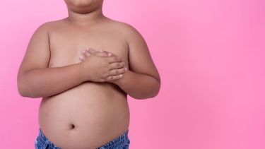 La OMS lanza la primera guía contra la obesidad infantil