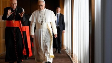 Quién dirige el Vaticano mientras el papa León XIV está internado: las diferencias con la sede vacante