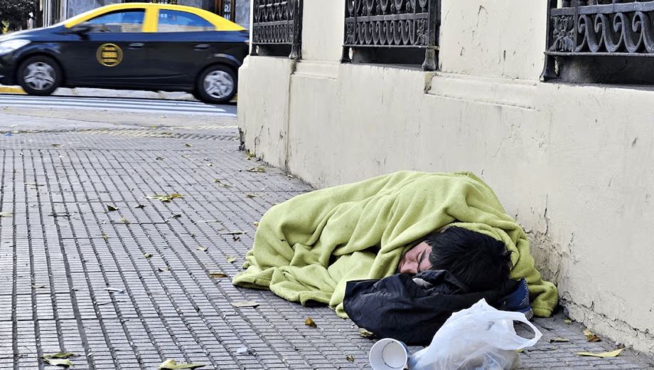 Estructural. La pobreza por ingresos mide apenas una parte del problema. El foco está en el mercado de trabajo.  