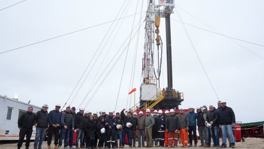 El gobernador de Santa Cruz Claudio Vidal recorrió junto a funcionarios y trabajadores las áreas concesionadas a Crown Point, al inicio de una nueva campaña de perforación. Foto gentileza.