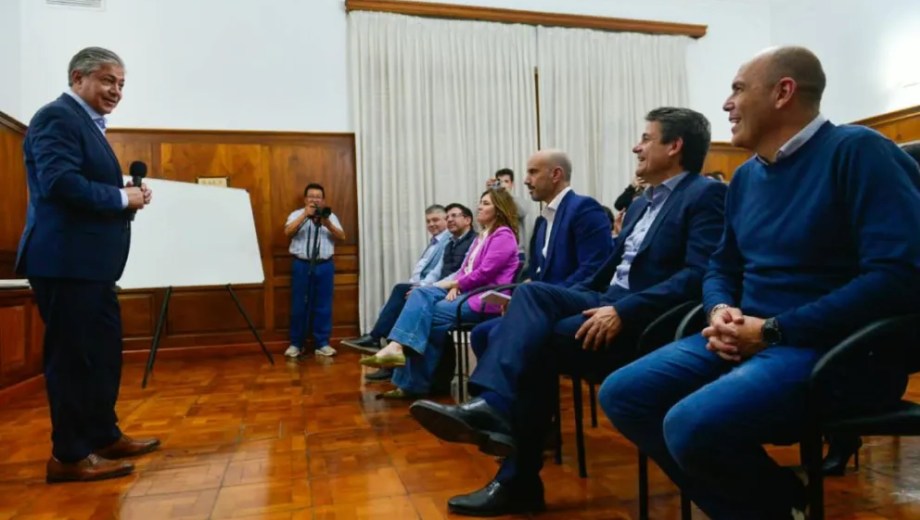 El encuentro reunió a intendentes de la Confluencia para conocer el plan de obras previsto para 2027.