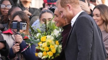 El príncipe Harry y su esposa Meghan hicieron su primera aparición pública en su regreso a Reino Unido: así fue el momento