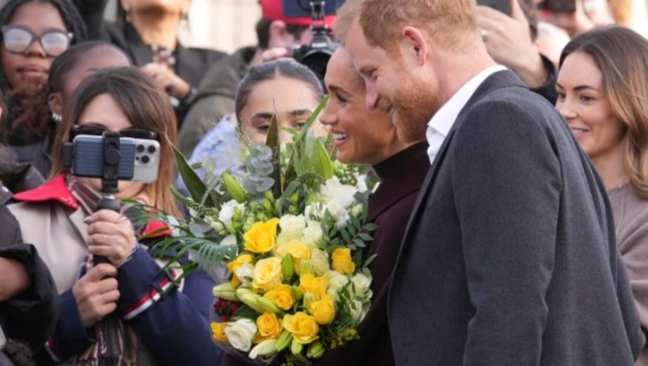 El príncipe Harry y su esposa Meghan en Reino Unido. Foto: AP.