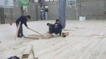 Imagen de Neuquén renueva el piso de básquet del gimnasio Gigante del Este: cuándo estaría terminado