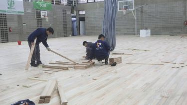 Neuquén renueva el piso de básquet del gimnasio Gigante del Este: cuándo estaría terminado