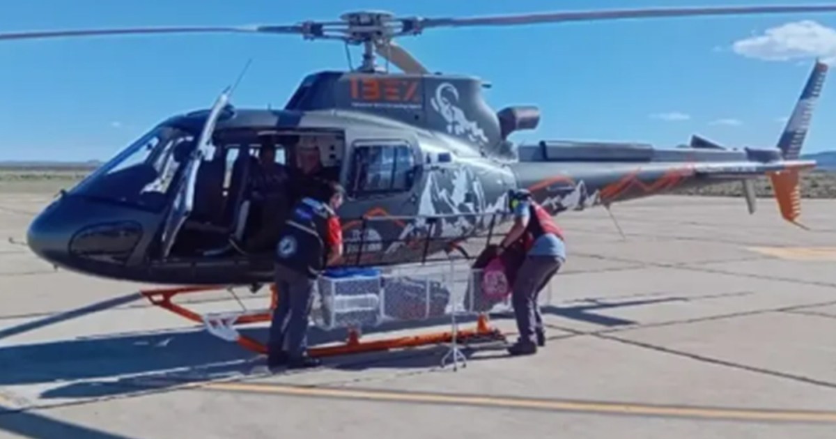Evacuan en helicóptero a hombre de Neuquén por caminos bloqueados por barro
