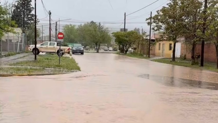 Las inundaciones en la esquina de Misiones y Jujuy, cerca del centro de Rincón de los Sauces. Foto: captura redes sociales.