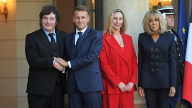 En su gira en París por la Argentina Week, Javier Milei se reunió con Macron en el Palacio Elíseo: de qué hablaron