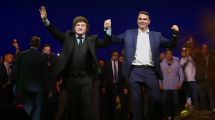 Imagen de Javier Milei felicitó a Flávio Bolsonaro por salir primero en las elecciones generales en Brasil: «Querido amigo»